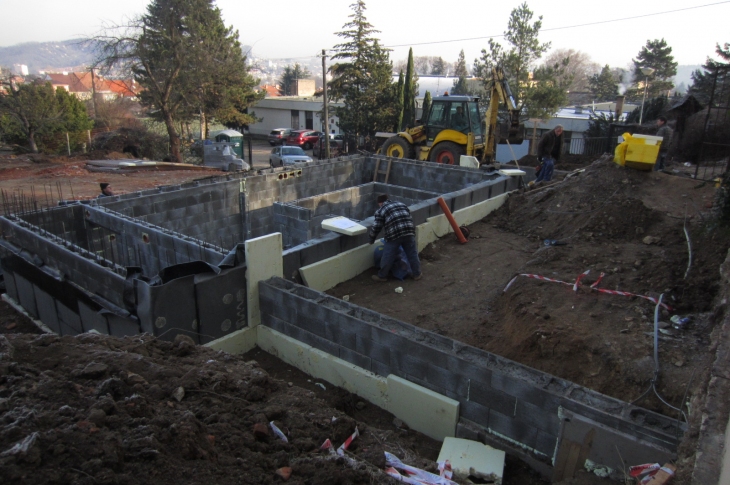 Sklepní prostory jsou využity pro kotel na peletky a sklad peletek (zdroj: www.lipka.cz)